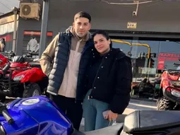 Una policía fue detenida por encubrir a su novio ladrón, en una imagen que los muestra juntos frente a una tienda de motos. Una policía fue detenida por encubrir a su novio ladrón, en una imagen que los muestra juntos frente a una tienda de motos.