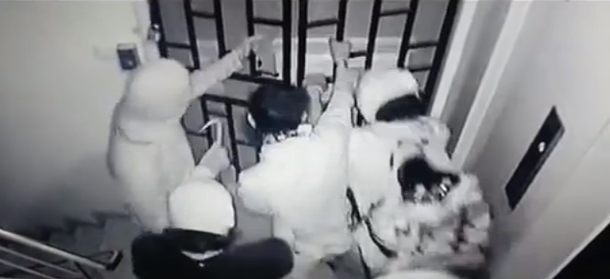 VIDEO: Enmascarados se meten e incendian en un canal de televisión