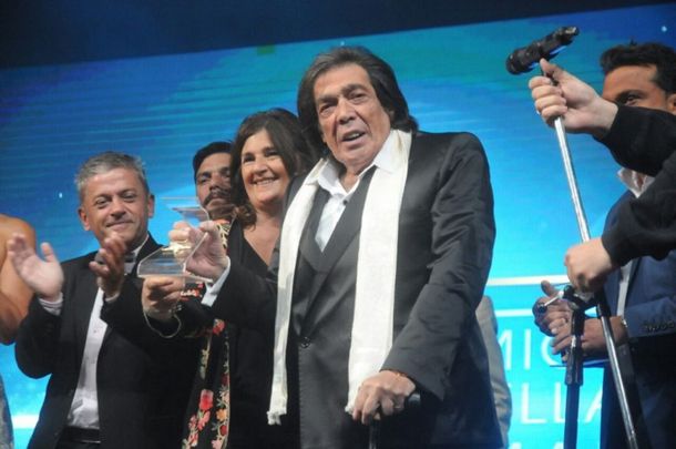 Cacho Castaña al recibir el premio Estrella de Mar de Oro 2017