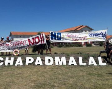 Protesta contra Macri en Chapadmalal