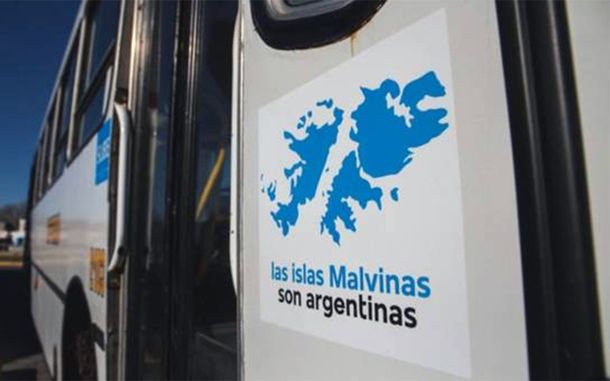 El cartel Las Islas Malvins son argentinas es obligatorio para todo el transporte público.