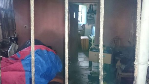La casa del terror: encerró en una jaula a su hijo y a su esposa durante 6 años
