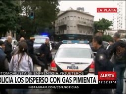 incidentes frente a la gobernacion bonaerense entre la policia y manifestantes incidentes frente a la gobernacion bonaerense entre la policia y manifestantes