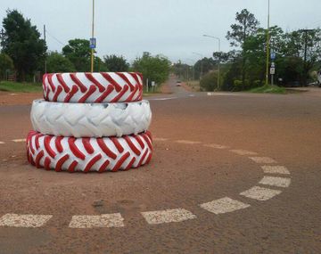Insólito: construyeron una rotonda con gomas de un tractor