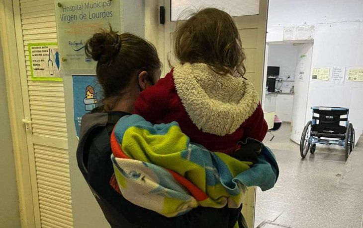 Encerró a su hija de 2 años para ir a una fiesta y la tuvo que rescatar la Policía