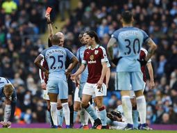 Fernandinho vio la roja en 3 de sus últimos 6 partidos Fernandinho vio la roja en 3 de sus últimos 6 partidos