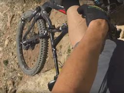 video: quiso hacer una prueba con la bicicleta y casi se cae al precipicio video: quiso hacer una prueba con la bicicleta y casi se cae al precipicio