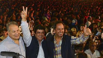 scioli acompano a espinoza en la matanza frente a mas de 80 mil personas scioli acompano a espinoza en la matanza frente a mas de 80 mil personas