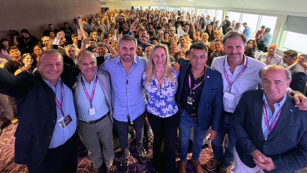 Karina Milei y Martín Menem junto a la mesa partidaria de LLA en Entre Ríos.