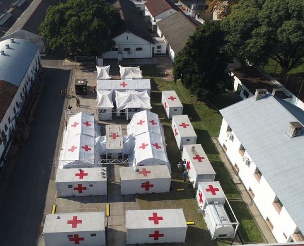 Vista a&eacute;rea del Hospital Militar Reubicable que se prepara en Campo de Mayo para tratar pacientes con Coronavirus Covid-19
