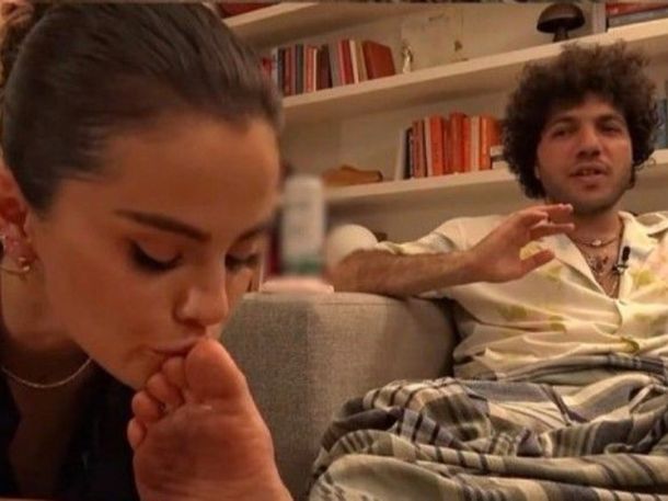 El gesto de Selena Gomez en el podcast de Benny Blanco que encendió las redes sociales