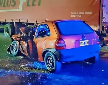 Accidente en la General Paz: un auto terminó incrustado debajo de un camión