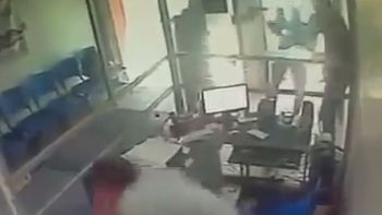 video: entro a robar, se encontro con un policia y murio de un disparo video: entro a robar, se encontro con un policia y murio de un disparo