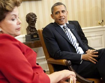 Rousseff habló con Obama y podría suspender su gira