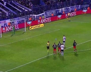 El gol de penal para el triunfo de Vélez frente a River