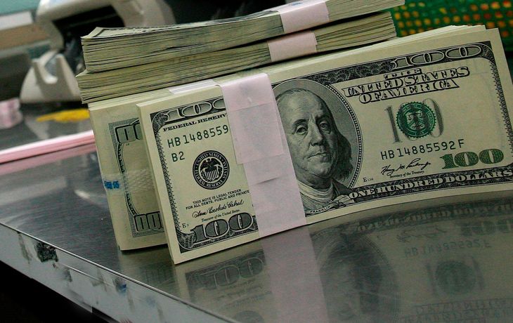 El dólar oficial subió a $9,25 y el ilegal cedió 5 centavos