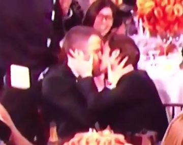 Beso entre Ryan Reynolds y Andrew Garfield en los Premios Globo de Oro
