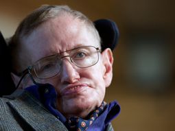 El científico Stephen Hawking inauguró un centro de inteligencia artificial