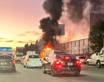 Un incendio de un camión en la Panamericana dejó una línea de fuego en el asfalto