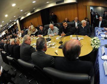 Intensas negociaciones para elevar el salario mínimo a más de 4.700 pesos