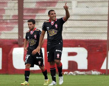 Huracán aprovechó un error de Arsenal y ganó de local