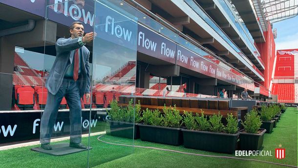 Carlos Bilardo está presente en la nueva cancga de Estudiantes