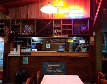 Fue actor de televisión: quién es el dueño del restaurante que basureó a un titular de la AUH