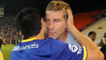 el diplomatico abrazo entre riquelme y palermo el diplomatico abrazo entre riquelme y palermo