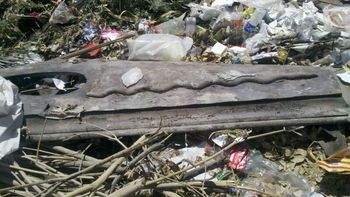 macabro: hallan un feretro con restos humanos en un basural macabro: hallan un feretro con restos humanos en un basural