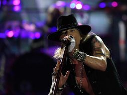 {altText(GUNS,Guns N’ Roses: el fuego de Axl se extendió a las calles de Liniers)}