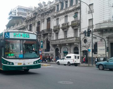 El hombre circulaba en bicicleta cuando el colectivo lo embistió de atrás. Pelea por su vida.