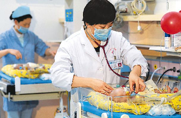 Cuidan a las siamesas