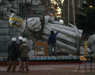 Traslado de la estatua de Colón: Es una situación tragicómica