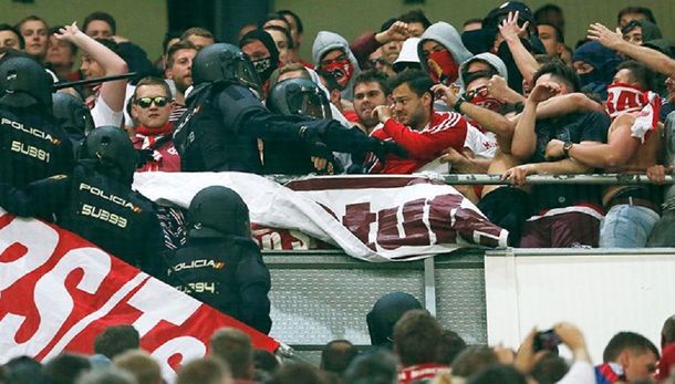 La imagen del enfrentamiento de los hinchas alemanes con la policía madrileña