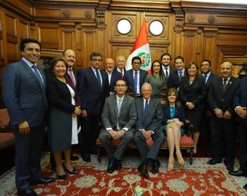 Pedro Pablo Kuczynski y equipo antes de ingresar al Parlamento peruano