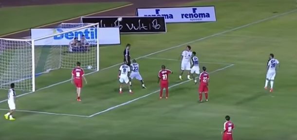 Neymar la armó sin que la pelota toque el piso y Edu definió de taco