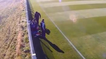 video: entrenador le da brutal patada a un futbolista por preferir comer en un mcdonalds video: entrenador le da brutal patada a un futbolista por preferir comer en un mcdonalds
