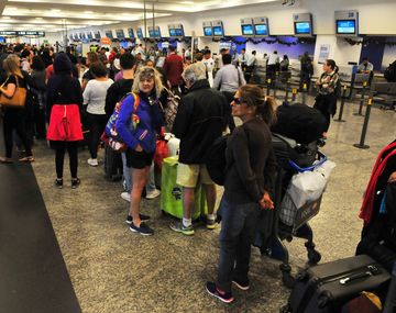 Otra paritaria que rompe con el techo del Gobierno: Aeronáuticos cerró suba del 25%