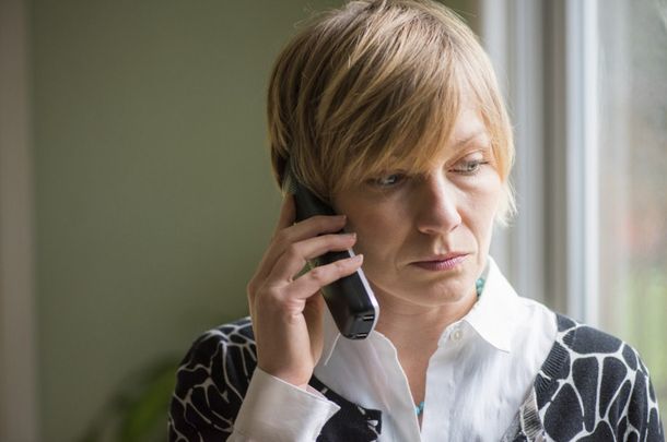 Reportó una amenaza de bomba para que su esposo no saliera del país