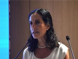 Azucena Arbeleche, ministra de Economía y Finanzas, en el foro económico de ACDE. Azucena Arbeleche, ministra de Economía y Finanzas, en el foro económico de ACDE.