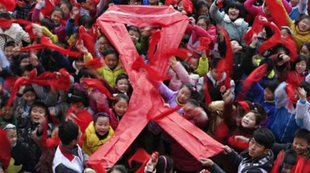 No tienen corazón: todo un pueblo junta firmas para echar a un nene con VIH