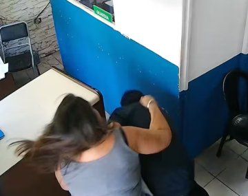 Impactante video: policía de Mar del Plata golpeó a una mujer que intentaba hacer una denuncia
