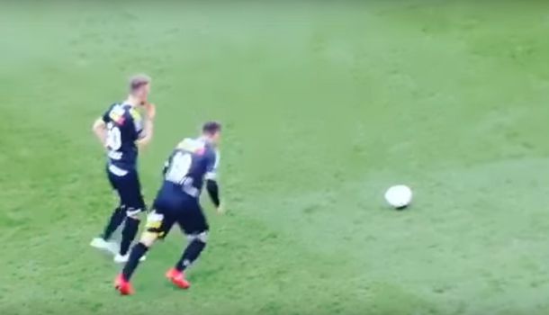 El booper de un jugador en un tiro libre