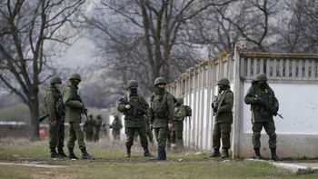 tension en crimea: tropas rusas ocuparon una base militar ucraniana tension en crimea: tropas rusas ocuparon una base militar ucraniana