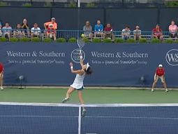 pura magia: esta tenista polaca definio un punto de espaldas pura magia: esta tenista polaca definio un punto de espaldas