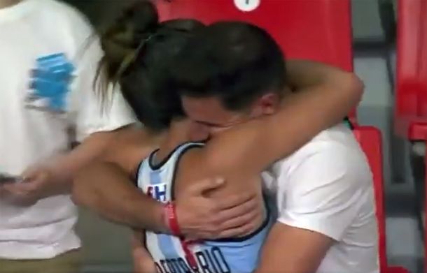 El emotivo abrazo de Agustina Albertario y Lucas Alario tras el triunfo de Las Leonas