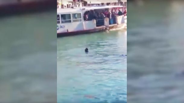Un inmigrante se ahogó en Venecia mientras lo insultaban y filmaban 