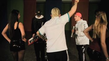 la cumbia del momo: un spot de campana very grosso la cumbia del momo: un spot de campana very grosso