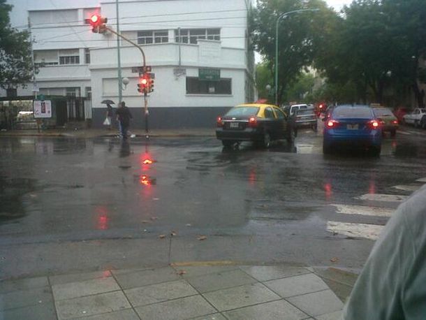 Dos heridos tras intento de robo y tiroteo en Flores