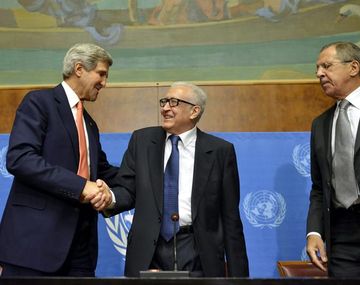 El secretario de Estado estadounidense, John Kerry, estrecha la mano del mediador internacional para Siria, Lajdar Brahimi, junto al ministro ruso de Exteriores, Sergei Lavrov.